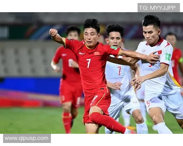 重庆足球队个人能力引发热议球迷对球员表现褒贬不一